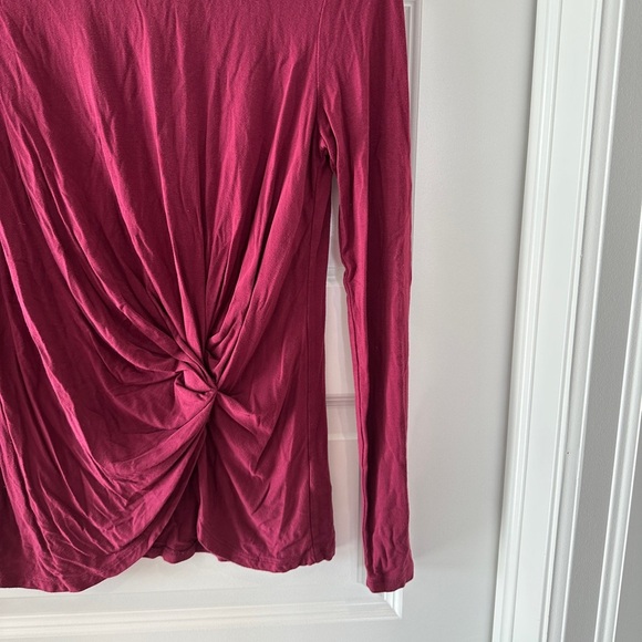 Aritzia Babaton Maroon Twist Front Asymmetrical Hem Top Size XXS Women’s - Picture 3 of 6